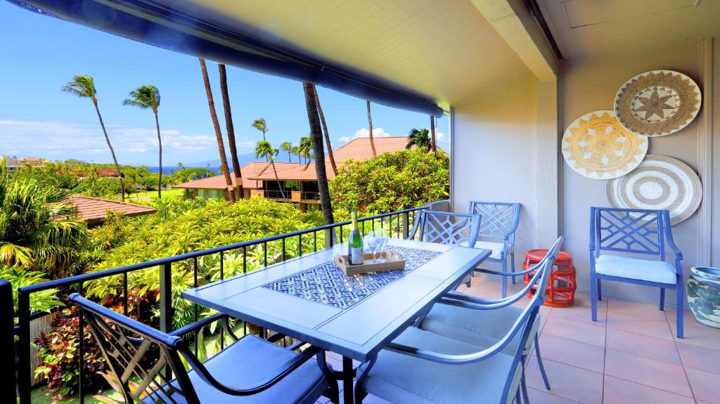 拉海纳Maui Eldorado B200-Large lanai w/ocean/golf course views的美景阳台配有桌椅