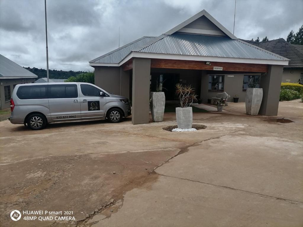 NongomaNongoma Lodge & Inn CC的停在房子前面的一辆货车