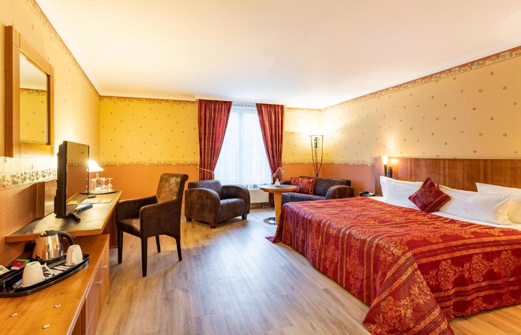 格尔利茨格尔利茨酒店的配有一张床和一张书桌的酒店客房