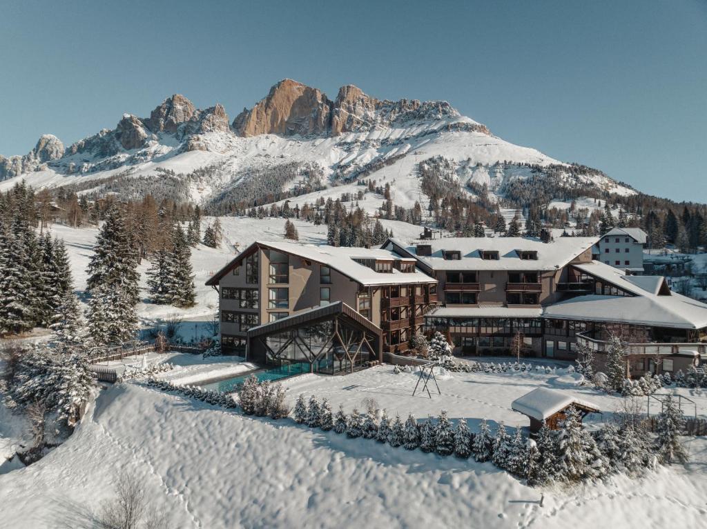 卡雷扎湖Hotel Alpenrose的雪地中度假村的空中景观