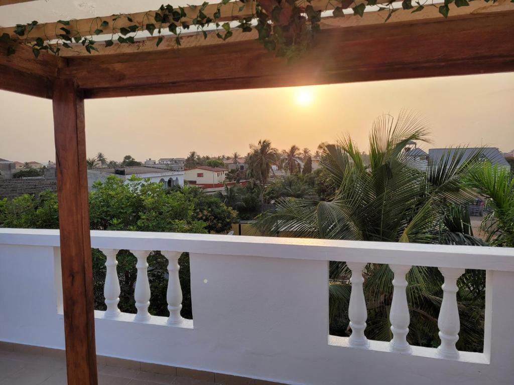 洛美Villa MiraMar的阳台设有白色栏杆和植物