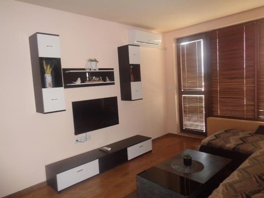瓦尔纳Home Relax Varna的客厅的墙上配有平面电视。