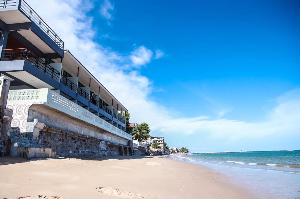 Phala Shore Resort的海边的一栋建筑