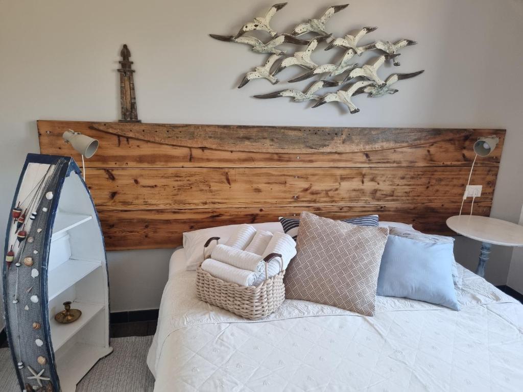 普罗基奥VILLA VILLACOLLE的一间卧室配有一张带木制床头板的床