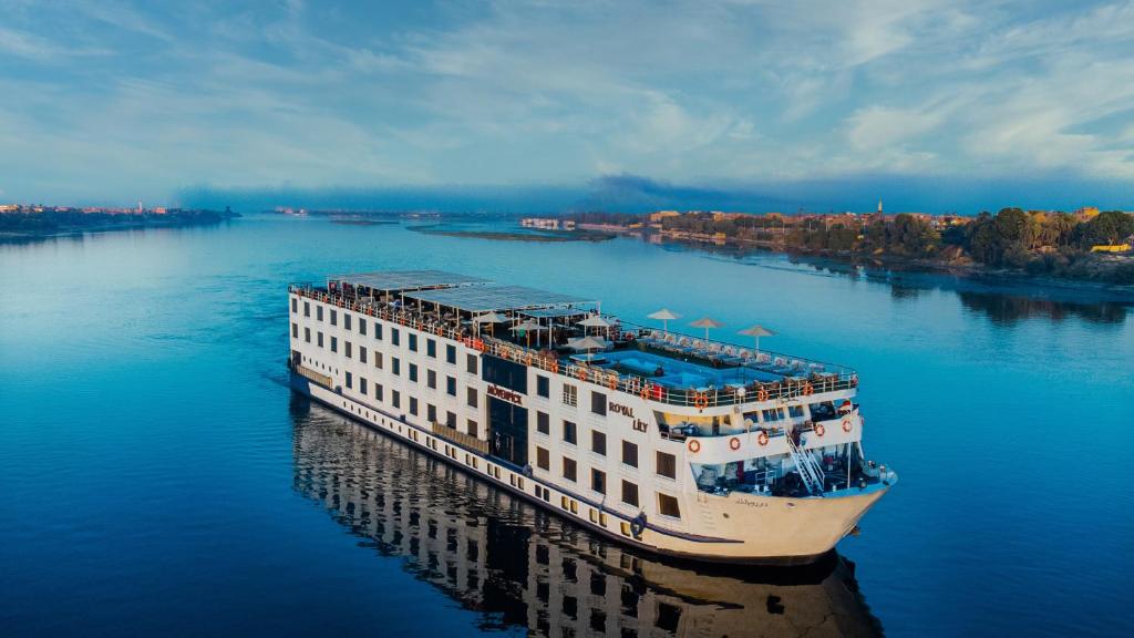 卢克索Mövenpick Royal Lily Nile Cruise, Monday Four Nights Luxor Friday Three Nights Aswan - Including Excursions & Sightseeing的河上水中的游轮