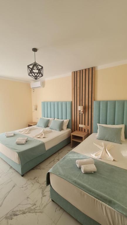 安吉Hotel Monte Mare - all inclusive的大客房内设有两张床,