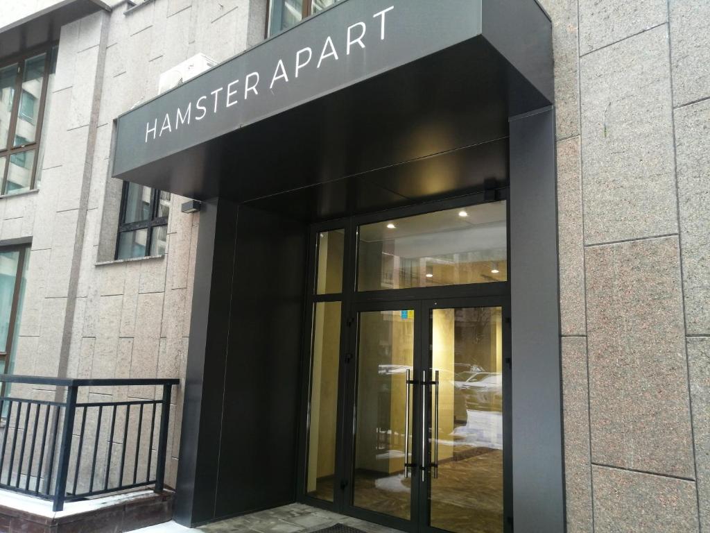 基辅HAMSTER APART的一座建筑,有通往仓房公寓的入口