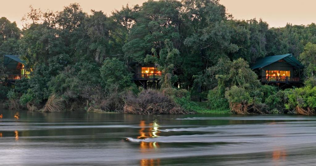 利文斯顿Tintswalo Siankaba的河上几栋树屋