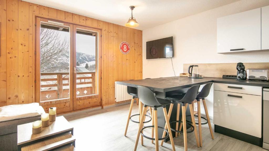 圣索林达尔沃Les Grizzlis - 28 - Appart modernise - 4 pers的一间厨房,内设一个柜台和凳子