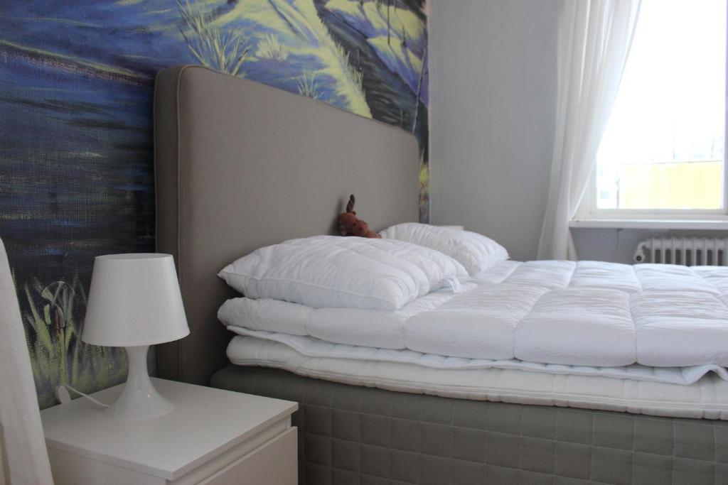 卢德维卡Säfsen Stay的一张床上的白色枕头