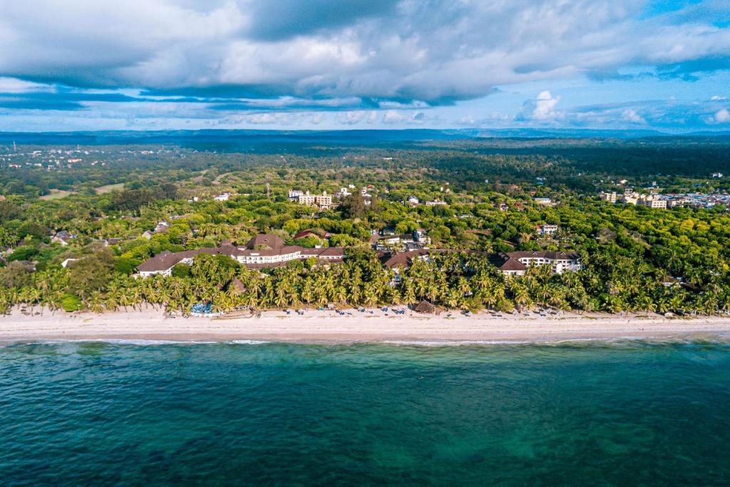 迪亚尼海滩迪亚尼礁石海滩Spa度假酒店的享有海滩空中美景和度假胜地
