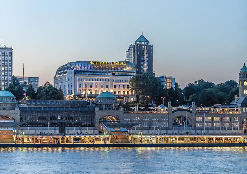 汉堡汉堡港酒店的靠近水体的大建筑