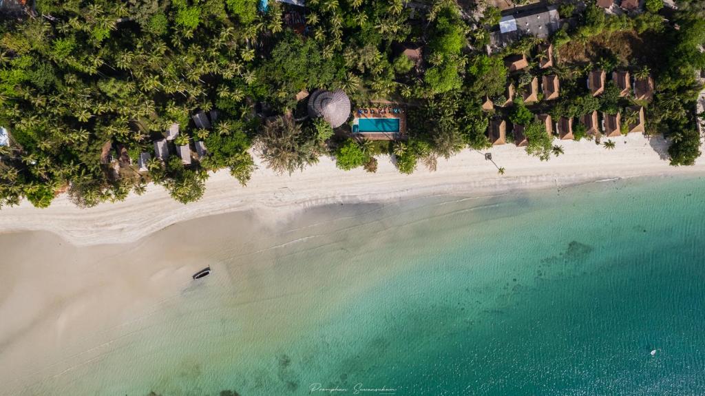 班柯木Pawapi Beach Resort Koh Mook的享有海滩空中景色,拥有多个度假胜地