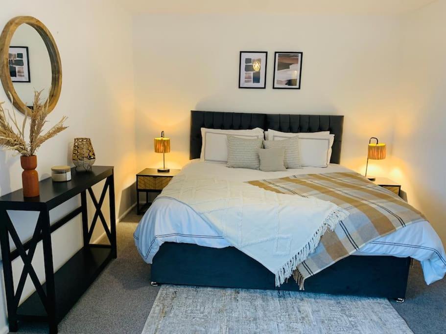 Ystradowen2Bed Annexe nr Vale Resort, Golf & Spa的一间卧室配有一张大床和镜子