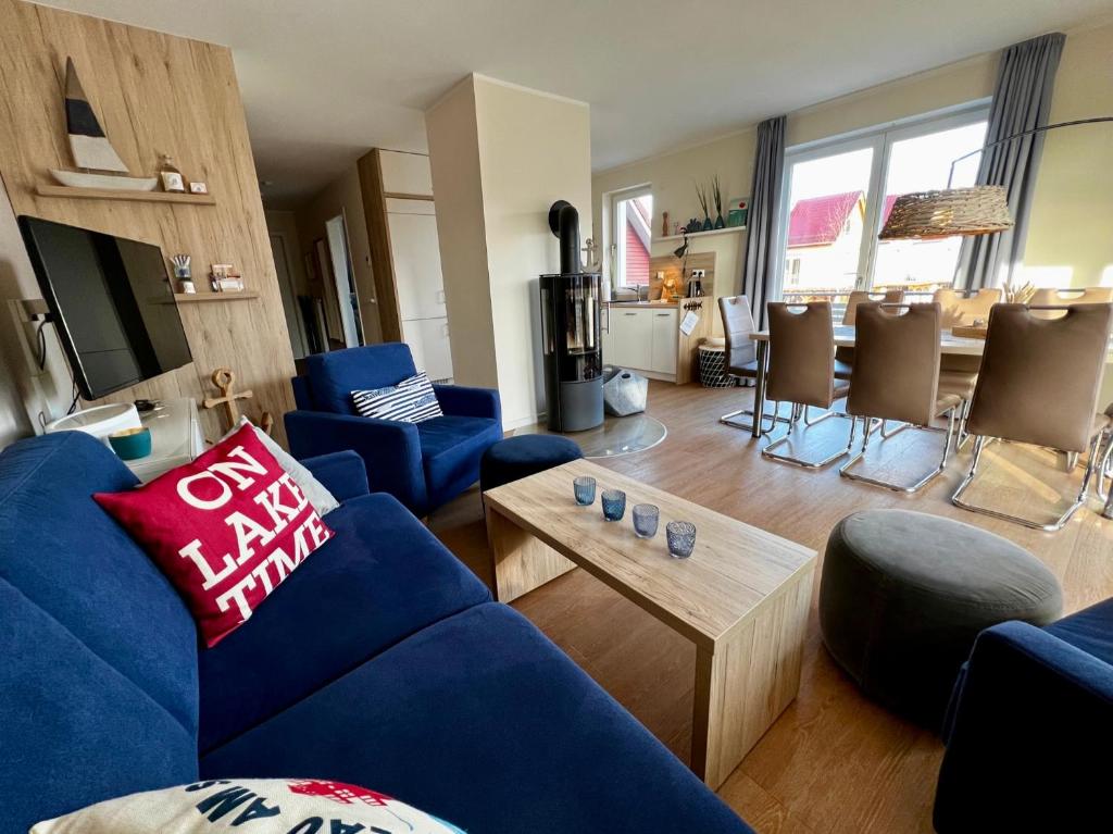 普劳西Anker 39的客厅配有蓝色的沙发和桌子