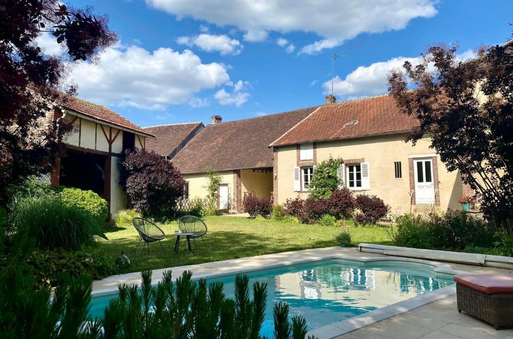 Au fil de L'Ouanne的庭院中带游泳池的房子