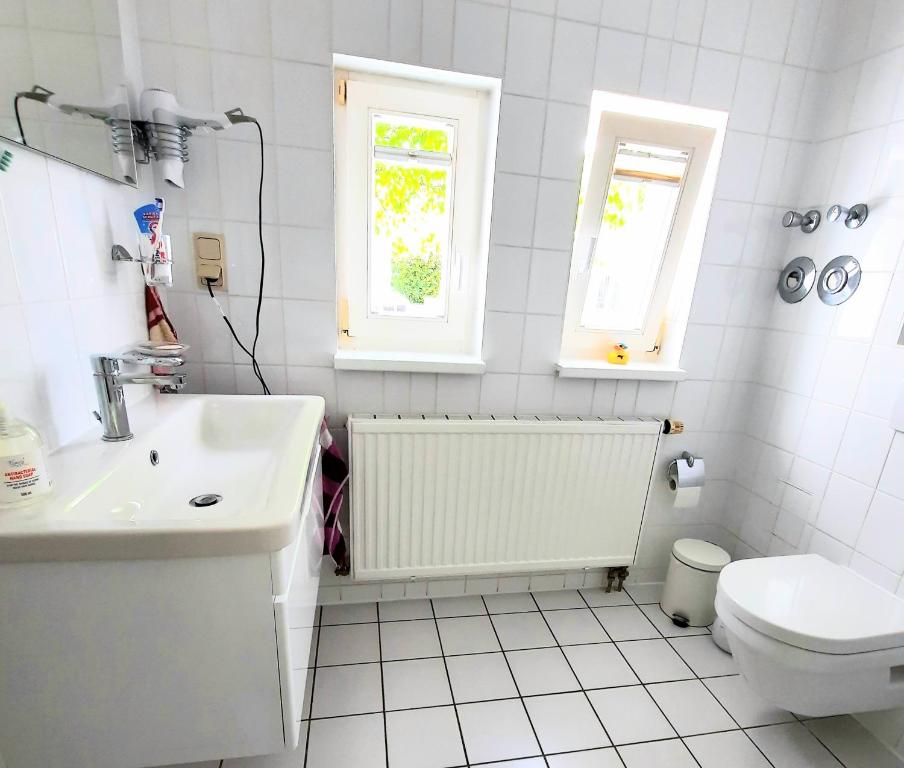 耐德西茨Sonne的白色的浴室设有水槽和卫生间。