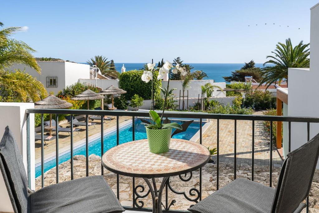 塞勒玛Romantik Villa的一个带桌椅的阳台和一个游泳池