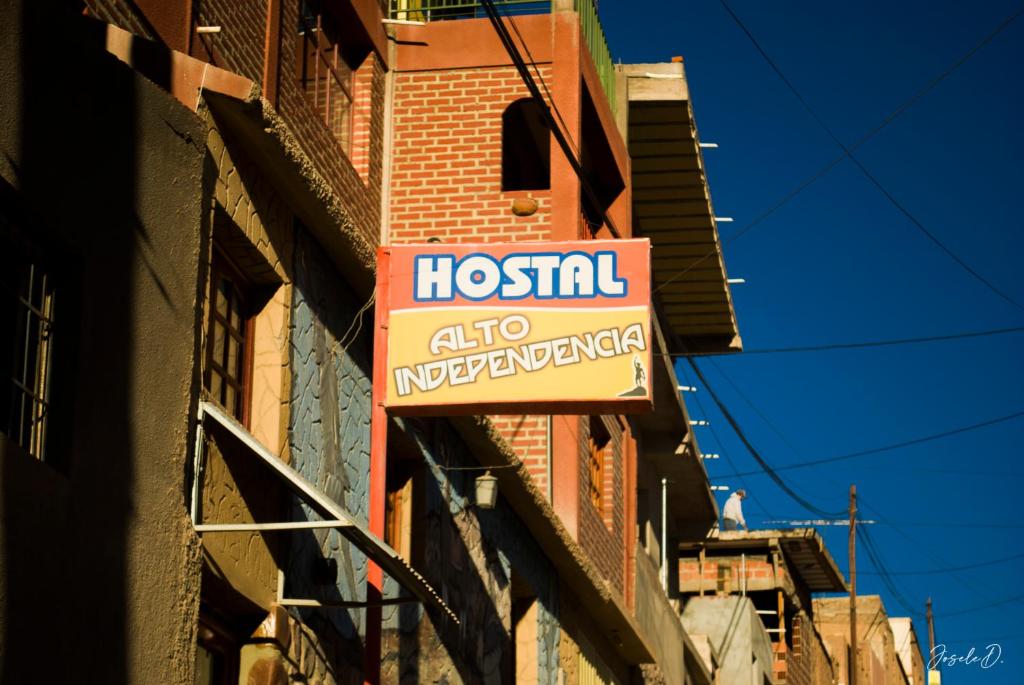 乌玛瓦卡Alto Independencia的建筑物一侧的医院标志