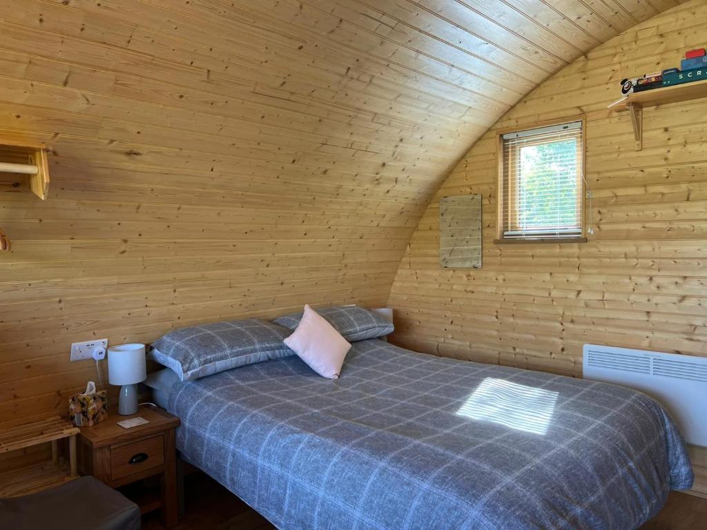 雅茅斯Cosy Cabins at Westfield Farm的小木屋内一间卧室,配有一张床