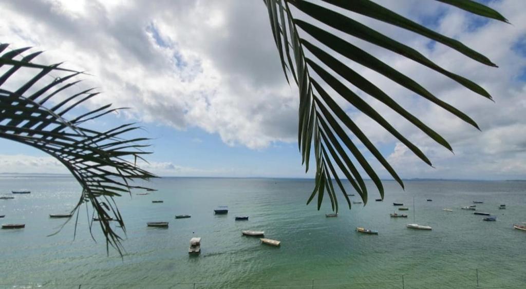 萨尔瓦多Terraço Ribeira Casa p Temporada的享有海滩和水中船只的景色
