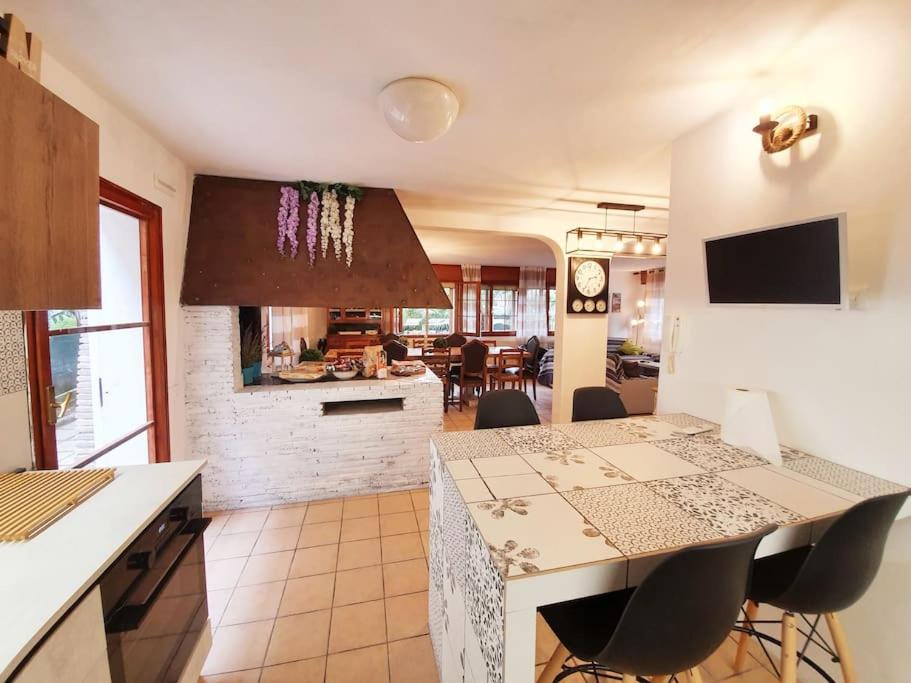里乔内Villa D'Amare的厨房以及带桌椅的用餐室。