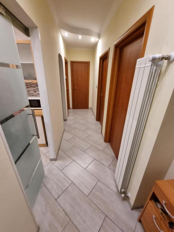 蒙法尔科内Appartamento Valentinis 74的走廊通往一间铺有瓷砖地板的厨房