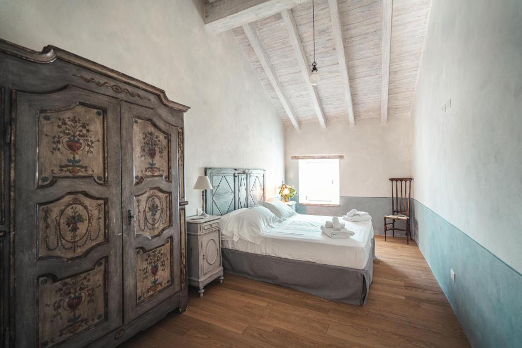 GolferenzoBorgo dei Gatti Albergo Diffuso的一间卧室设有一张床和一个大型木门