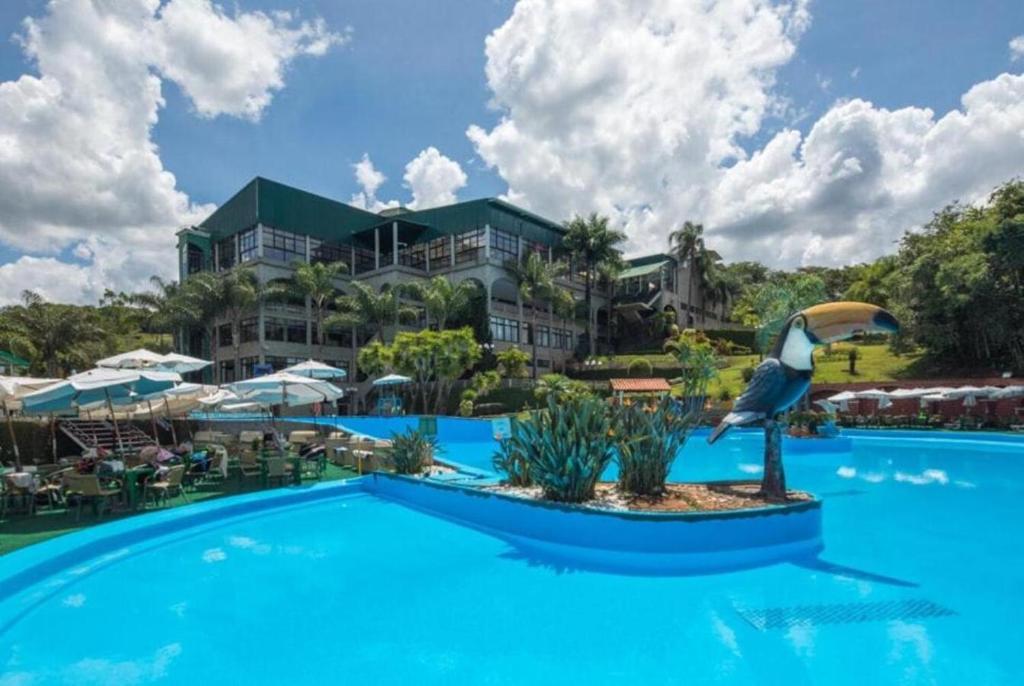 Parque Hotel Pimonte的从游泳池欣赏到度假村的景色