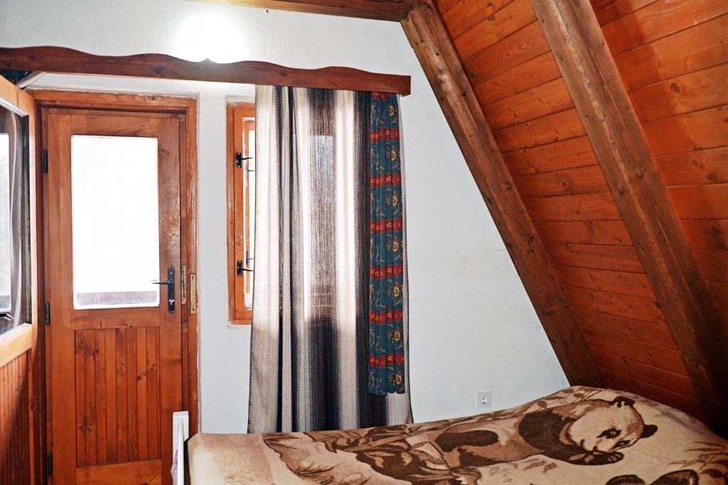 耶塞尼采Hiša Pr Valter的一间卧室设有一张床和一个窗口