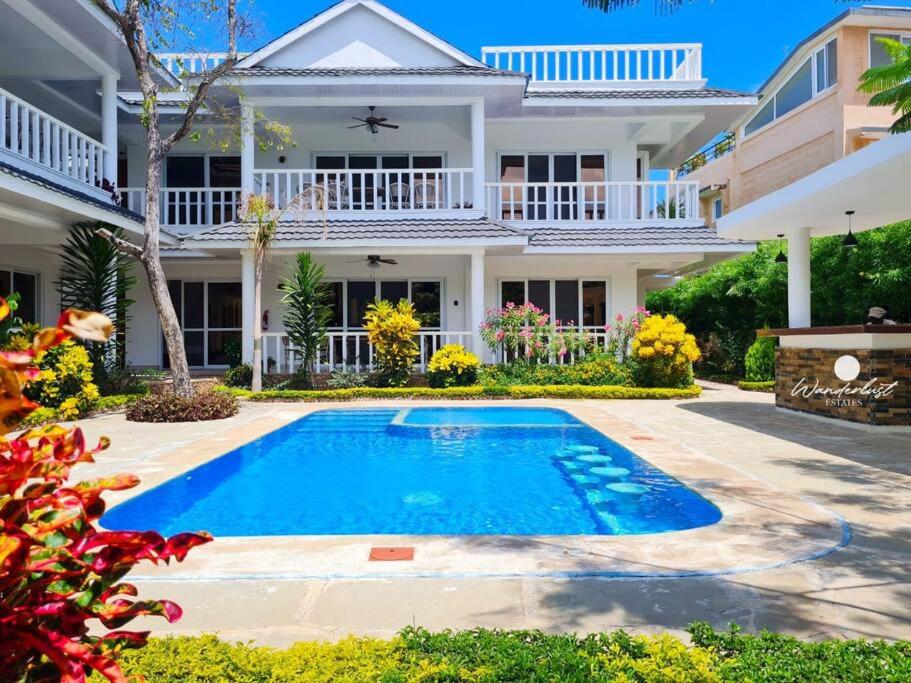 迪亚尼海滩Fiorella Beach House, Diani Beach的房屋前有游泳池的房子