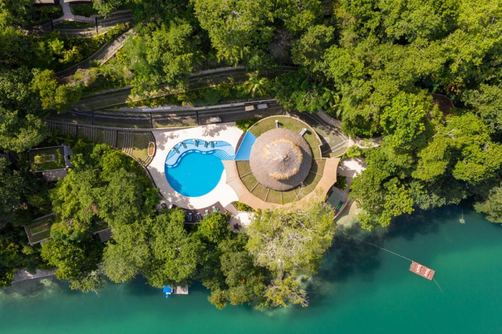 弗洛勒斯Bolontiku Boutique Hotel & Spa的享有公园的顶部景色,设有游泳池和湖泊