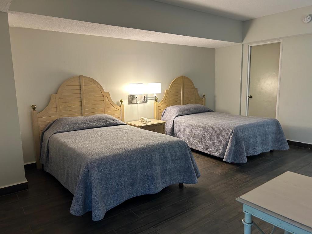 蒙特雷中央公园酒店 的酒店客房设有两张床和一张桌子。