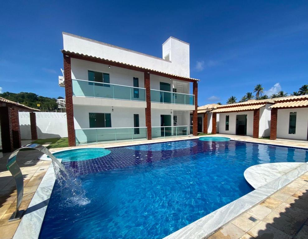 圣若泽-达科罗阿格兰迪Vila Bangalô的房屋前的游泳池