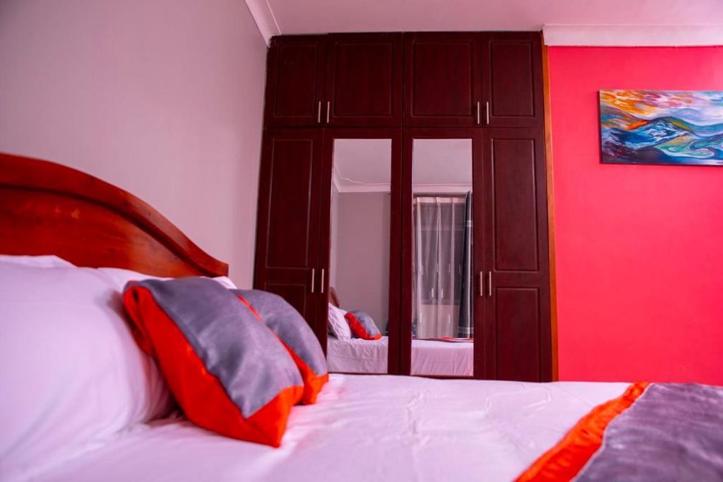 WakisoKaray Apartments的一间卧室配有一张红色墙壁的床