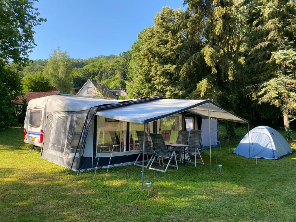 毛焦尔海尔泰伦德Forrás camping的营地旁的田野里的一个帐篷和椅子