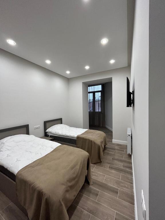 埃里温Cozy apartment的客房设有两张床和窗户。