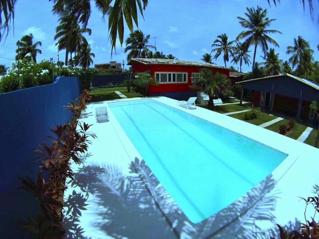 皮帕Casa Colorida的房屋前的游泳池
