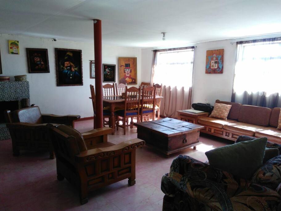 CuauhtémocBeautiful Rustic Cottage Adobe, Rancho El Payasito的客厅配有沙发和桌子