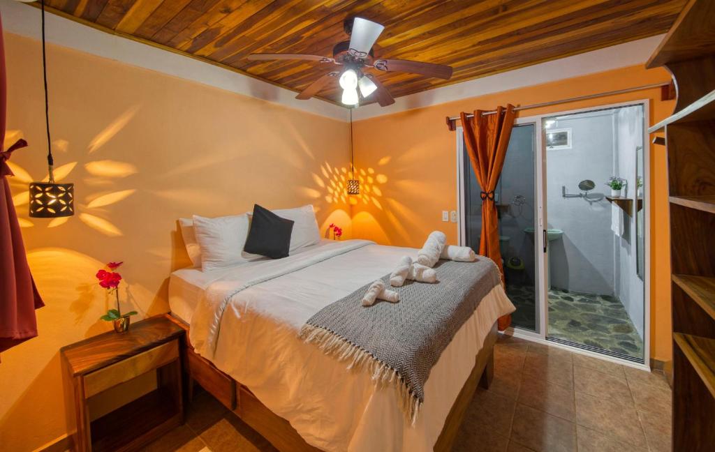 诺萨拉Jungle's Edge的一间卧室配有一张床和吊扇