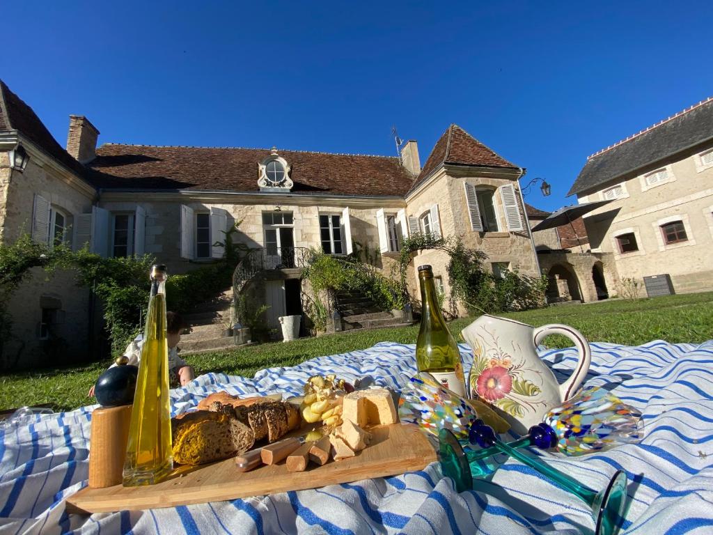 拉沙特尔Maison Harmonie的一张桌子,上面放着两瓶香槟和一盘食物