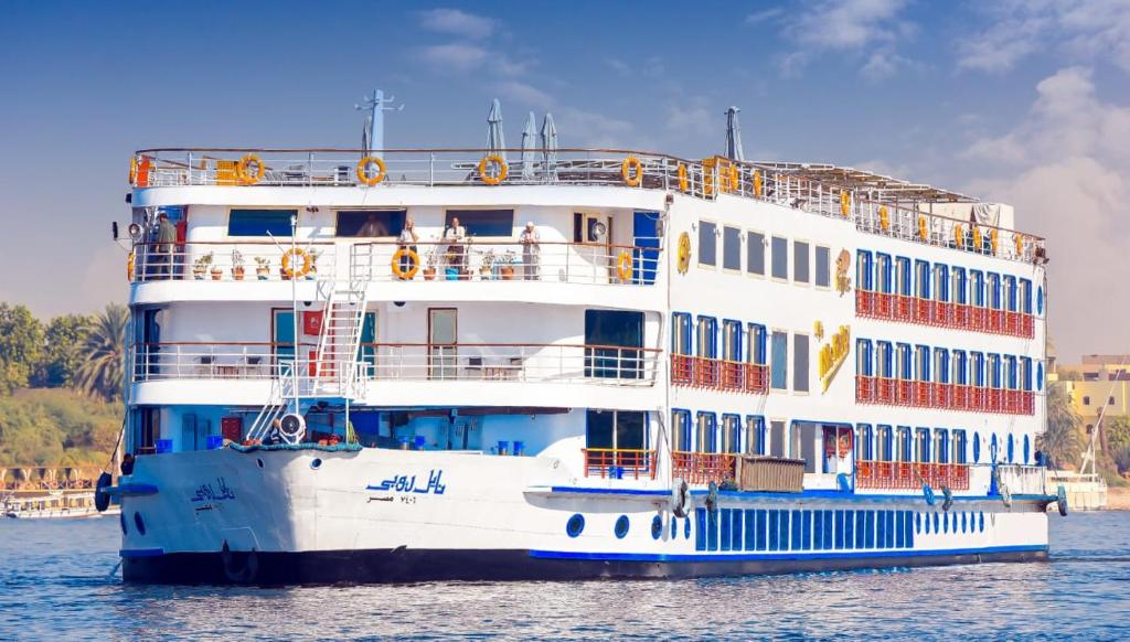 Jazīrat al ‘AwwāmīyahNile Cruise 3 nights From Aswan to Luxor Every Friday, Monday and Wednesday with tours的一艘大游船在水中