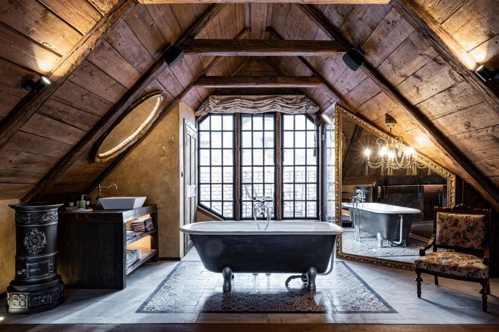 诺维萨德Atrium Konak的阁楼浴室设有浴缸和水槽。