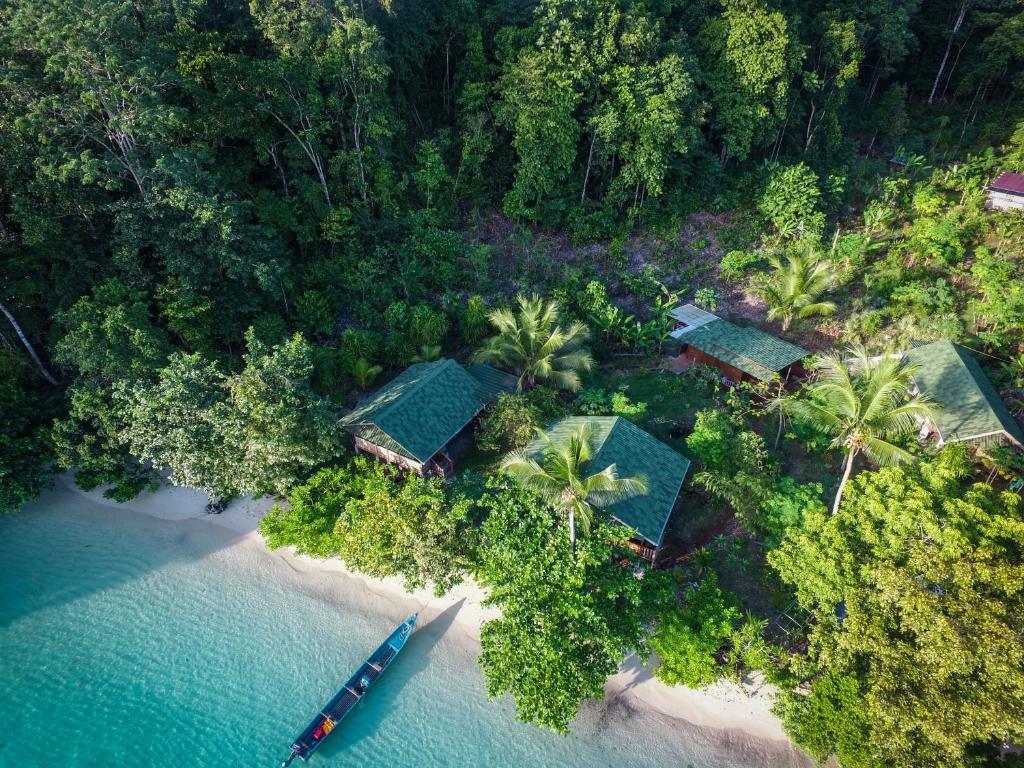 TapokrengRaja Ampat Eco Lodge的热带岛屿上度假村的空中景观