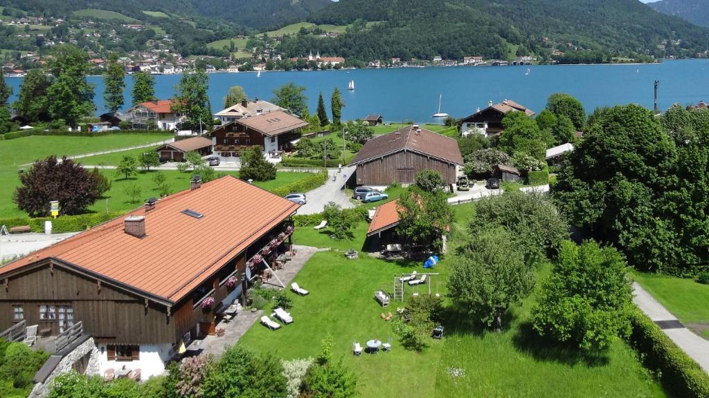巴特维塞Ferienwohnungen Budererhof的享有村庄的空中景色,设有房屋和湖泊