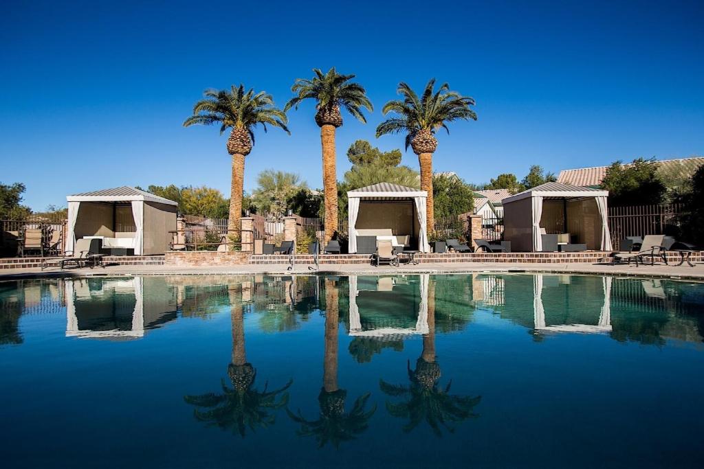 梅斯基特尤里卡赌场度假酒店的棕榈树环绕的水池