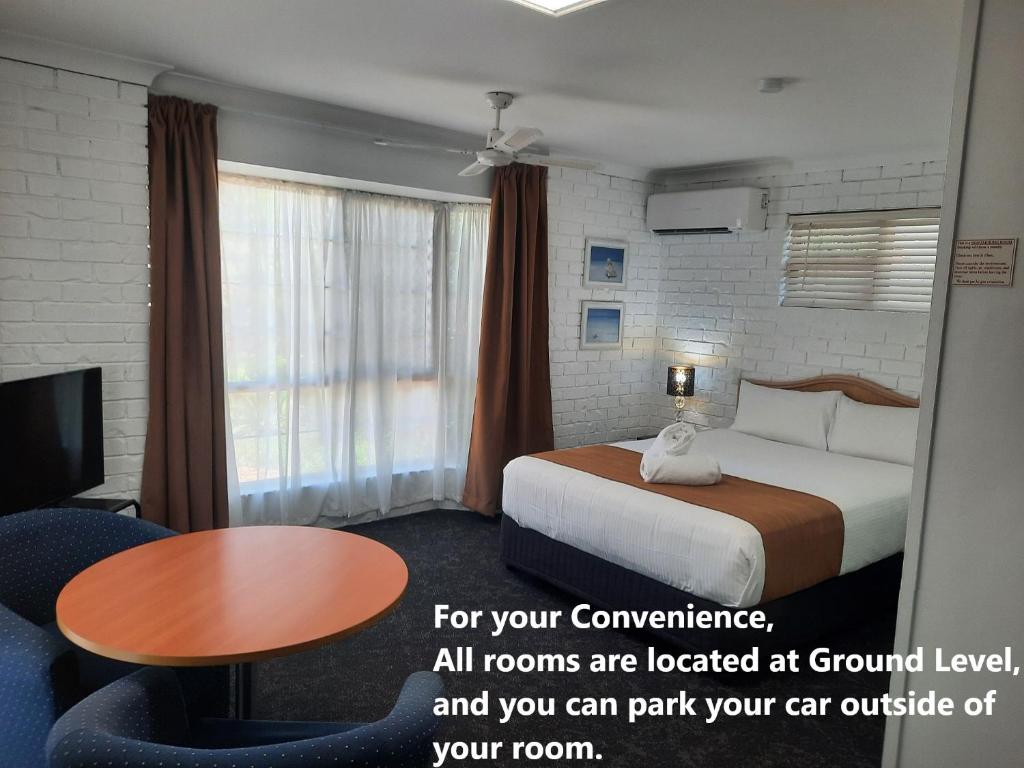 克利夫兰克利夫兰汽车旅馆的酒店客房配有一张床铺和一张桌子。