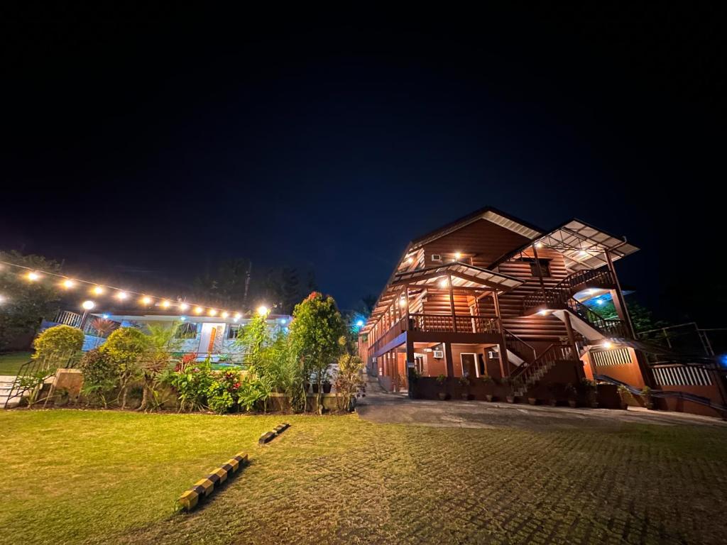 大雅台Piña Colina Resort的一间晚上有灯的木屋