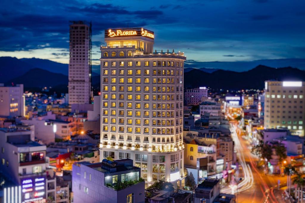 芽庄Florida Nha Trang Hotel的城市的一座有灯光的建筑