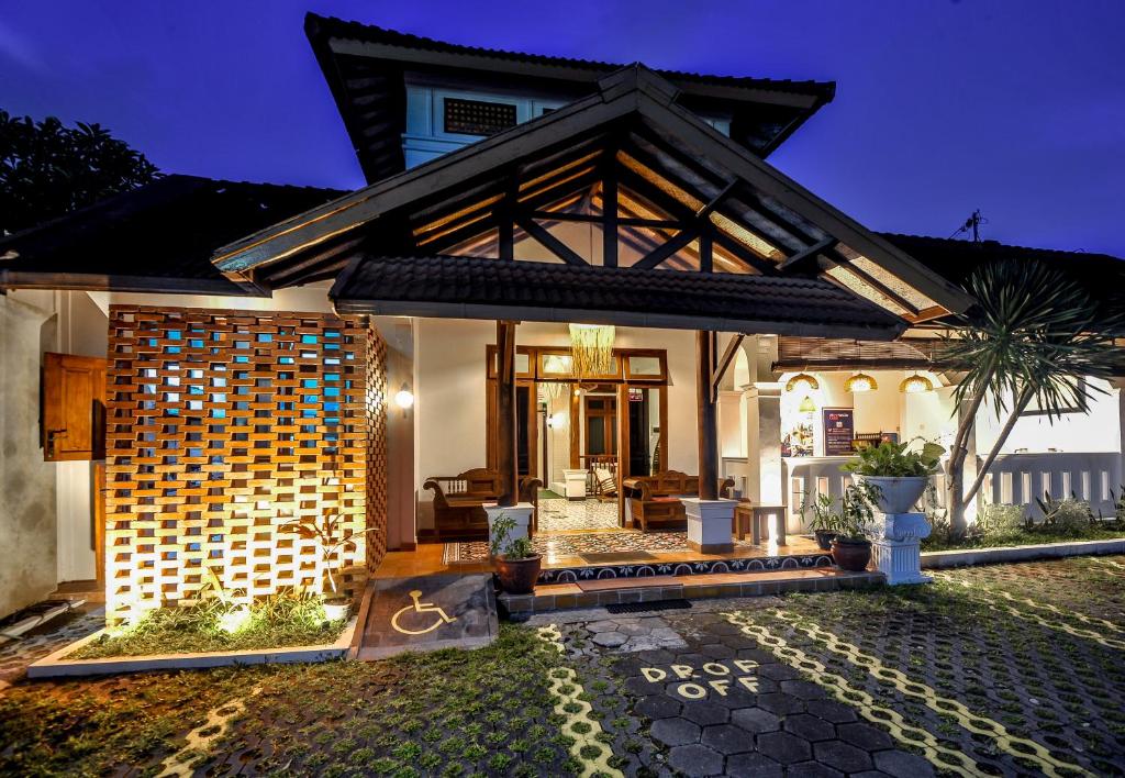 日惹Rumah Mertua Heritage的房屋,有一条通往前门的通道